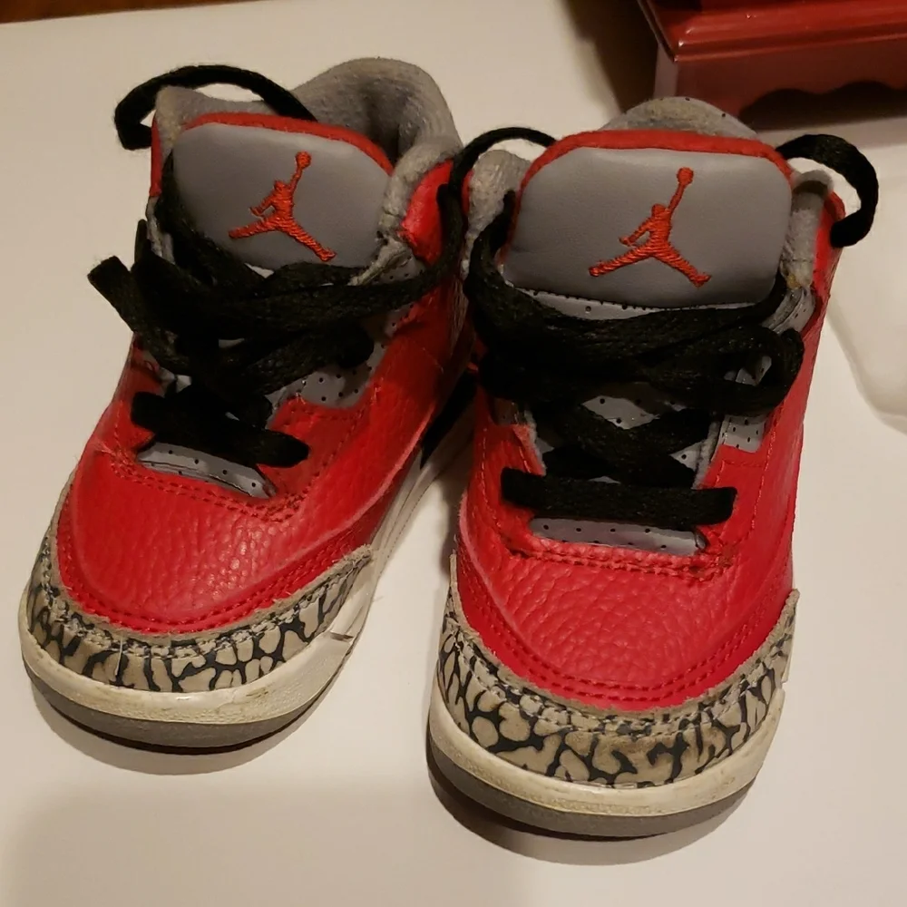Nike Jordan Red and Gray Kids Sneakers 5 C - Picture 5 of 8